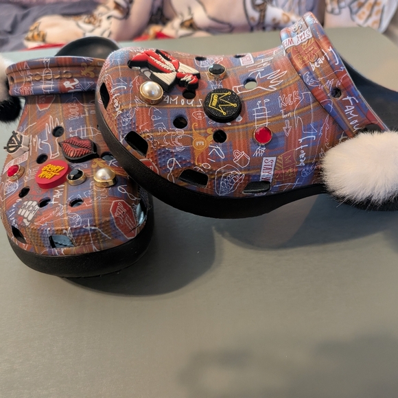 CROCS Shoes - Cruella DEVILLE CROCS 🐾with Charms